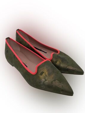 Pretty Ballerinas Olive Camo Pointed Flats with Bright Pink Trim